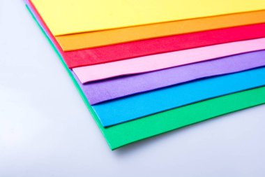 Geometrik renk örtüşmesindeki malzeme tasarımı renkli katmanlar