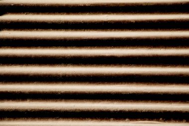 Metal arka plan olarak dükkanın önündeki düz çizgiler.