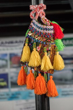 Osmanlı Türkçesi geleneksel püsküllerinin çeşitli renklerde seçilmesi