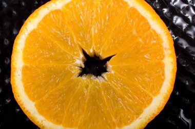 Bir görünüm bir sulu, tatlı ve olgun kesme turuncu meyve