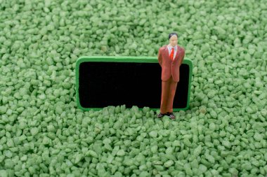 İnsan ve hakları kurulu kum üzerinde küçük heykelcik