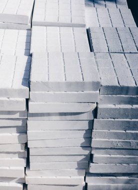 Ekranda üst üste dizilmiş beyaz mermer levhalar