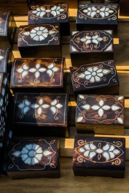 İnci kakmalı eski usul tahta hazine sandığı.