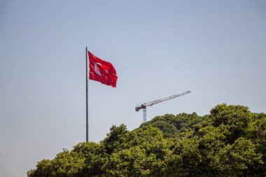 Gökyüzünde beyaz yıldız ve ay bulunan Türk ulusal bayrağı