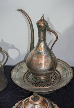 Görünüşte çok eski tarz metal ewer su kavanozu