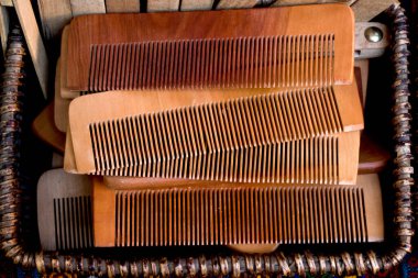 Tahtadan yapılmış eski tarz saç tarağı.