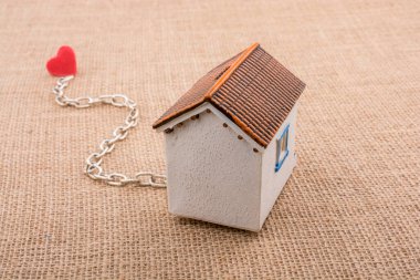 Model ev ve tuval üzerine bir kalp ile zincir