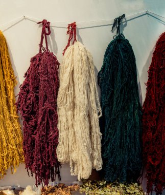 Doğal yün ipliği halı yapımı için renge boyanmış.