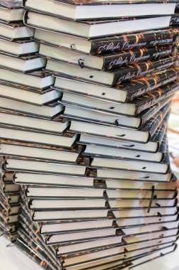 Eğitim ve iş konsepti olarak depolanan kitap yığını