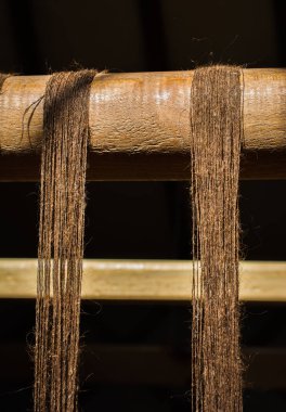 Tezgah üzerine ev yapımı iplik ile bir parçası