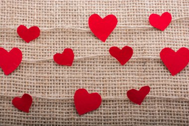 Keten ipliklerle ilgili kalp şeklinde kağıtları olan aşk konsepti
