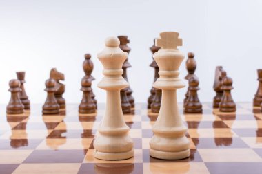 Satranç tahtasının üzerinde satranç taşları var.