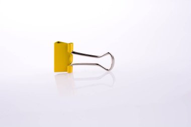 Beyaz arkaplanda ataç