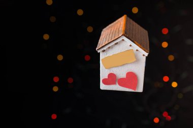 Sevgililer Günü 'nde yırtık kağıda aşk kavramı yazılıyor.