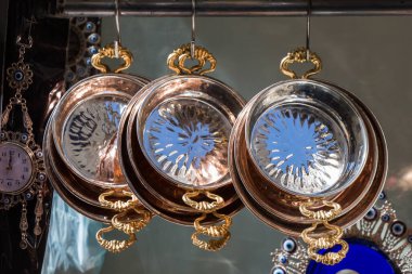 Yeni metal tavalar yemek takımı olarak