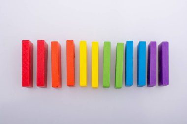 Beyaz arkaplanda renkli Domino Blokları