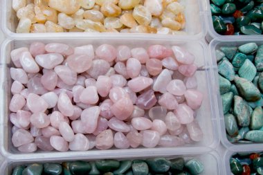 Belli bir tipte doğal mineral değerli taşlar.