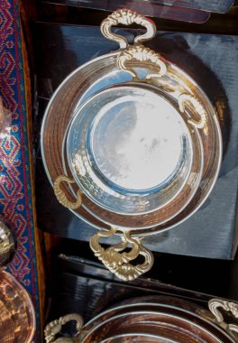 Görünürde bir tencere nesnesi olarak metal tava