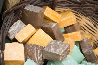 Çubuklar kokulu el topluluğu organik sabun bir sepet içinde yapılır.