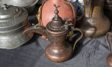 Görünüşte çok eski tarz metal ewer su kavanozu