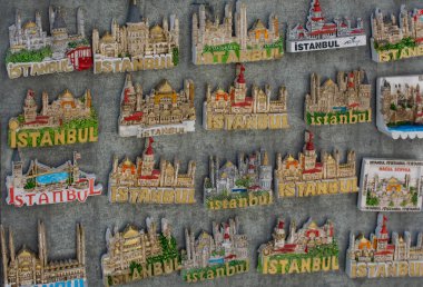 Renkli mıknatıslar üzerinde İstanbul 'un ünlü simgelerine sahip hatıralar.