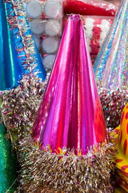 Çeşitli renkte parti şapkaları.