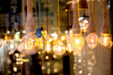 Dekoratif antika edison tarzı iplik ampulleri asılıydı.