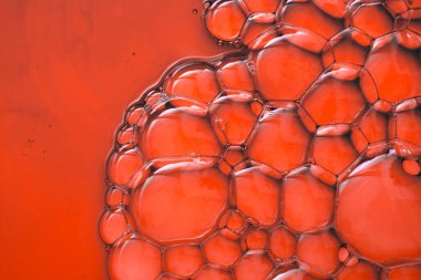 Suyun üzerindeki renkli su kabarcıkları çekyat alanı gibi.