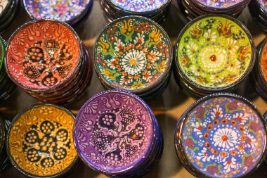 Pazar 'da geleneksel Türk seramik tabakları