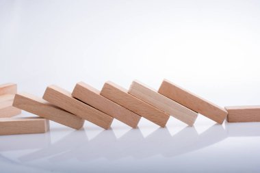 Tahta Domino Blokları beyaz arkaplanda bir çizgi oluşturur