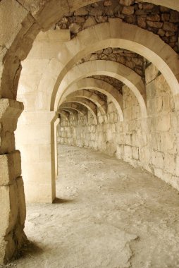 Aspendos Antik Tiyatrosu birbiri ardına taş kemerler
