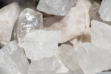 Belli bir tipte doğal mineral değerli taşlar.