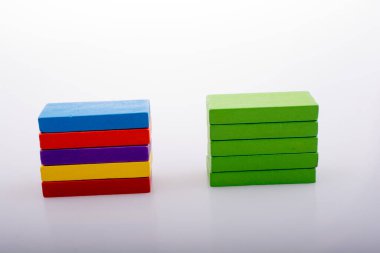 Beyaz arkaplanda renkli Domino Blokları