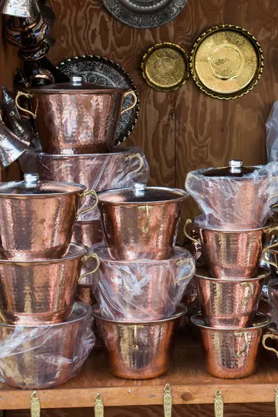 Bir pazar yerinde metalden yapılmış kovalar.