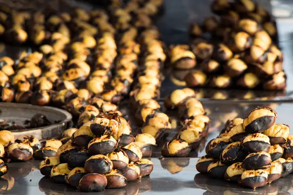 Sıcak ateşte kızartılmış organik kahverengi kestaneler.