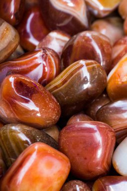 Belli bir tipte doğal mineral değerli taşlar.