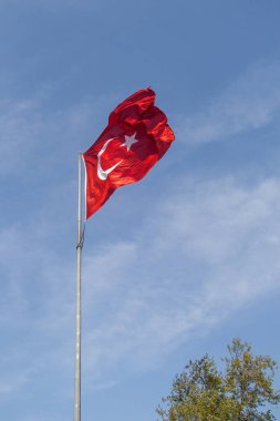 Türk ulusal bayrağı açık havada bir direğe asılı