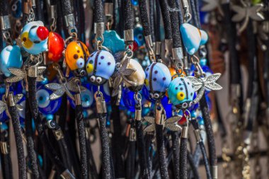 Çeşitli renkte renkli boncuklar.