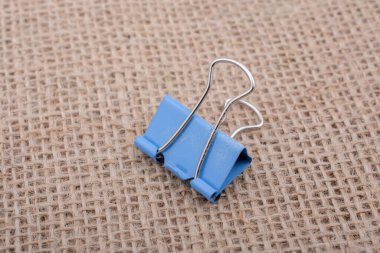 Renkli küçük bir keten tuval üzerine yerleştirilen