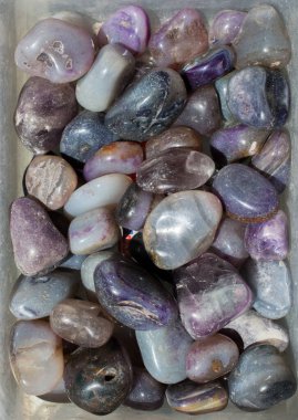 Belli bir tipte doğal mineral değerli taşlar.