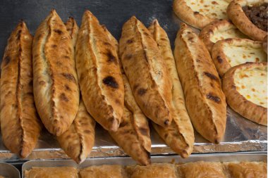 Türk usulü düz ekmek peynir ile kaplı