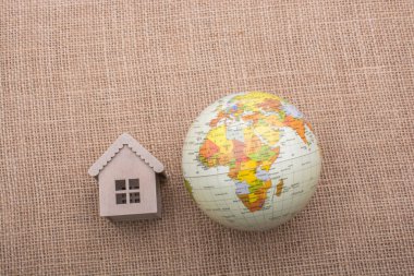 Evin yanında bir küre tuval arka plan üzerine yerleştirilen