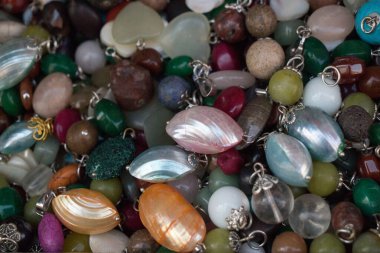 Çeşitli renkte renkli boncuklar.