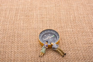 Compasson tuval yanında erkek ve kadın heykelcik