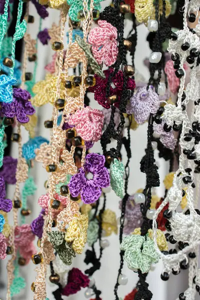 Arkaplan olarak Türk renkli iğneler işlemeli çiçekler