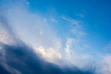 Mavi gökyüzü beyaz ve bulutlar kaplı