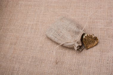 Altın rengi metal nesne çuval dışarı kalp şeklinde