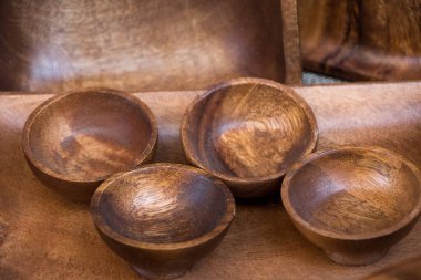 Kahverengi ahşaptan yapılmış boş kaseler