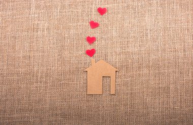 Kağıt evin bacasından çıkan kalp şeklinde.