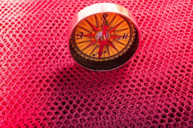 Seyahat kavramı olarak manyetik pusula aracı